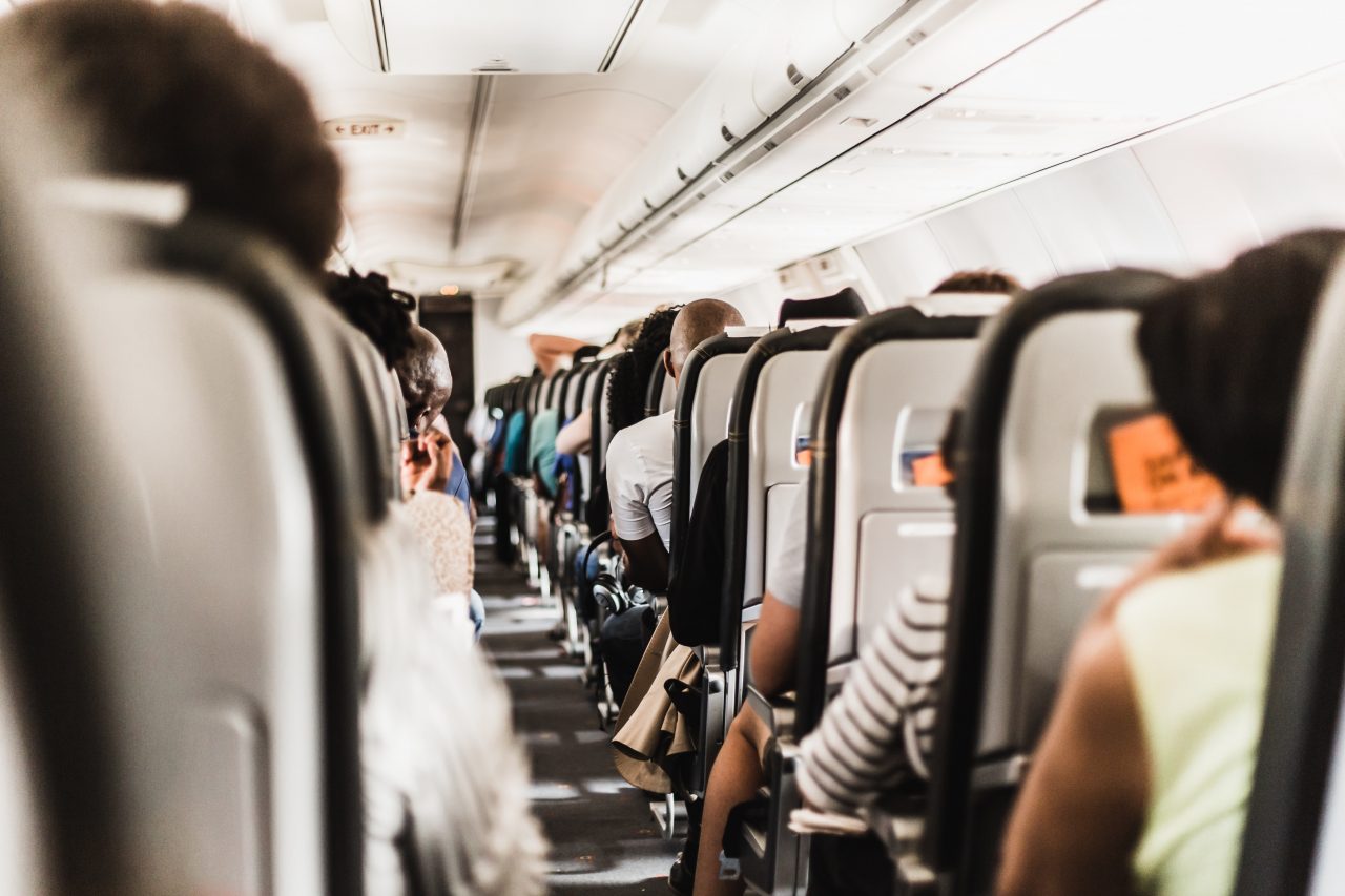 Złe samopoczucie podczas lotu samolotem – jak sobie z nim radzić?